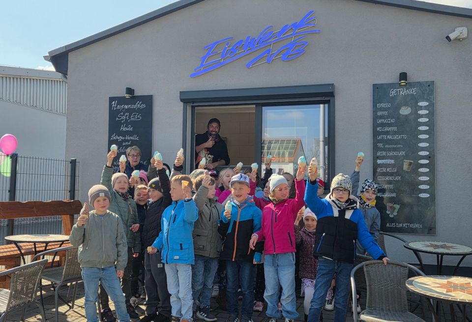 Auf gute Nachbarschaft: „Eiswerk NB“ spendiert Softeis