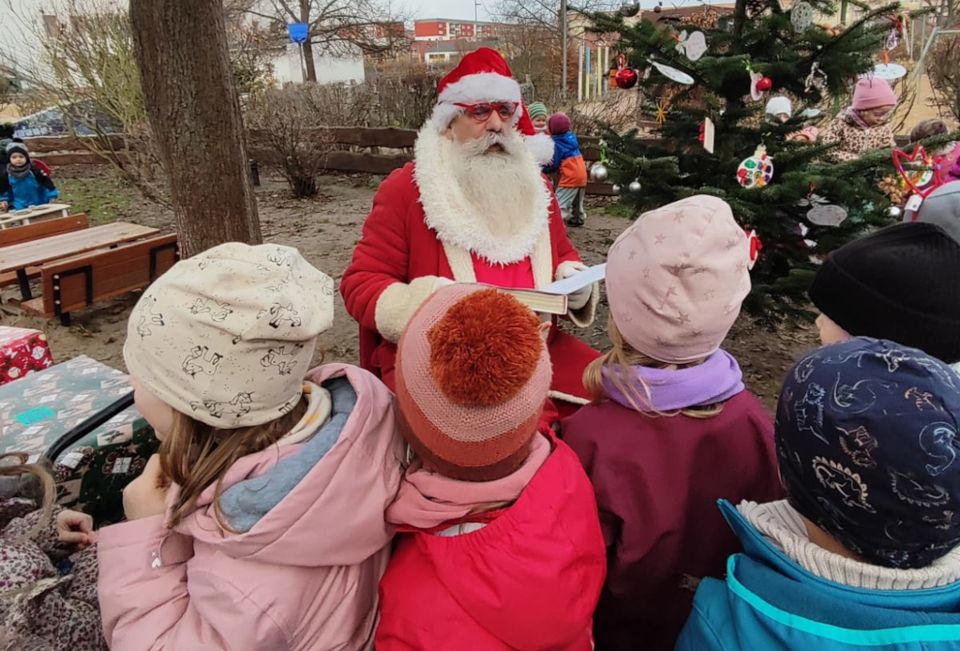 Weihnachtsmann ist in der BIP-Kita zu Gast