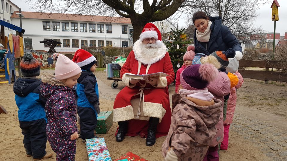 Weihnachtsmann zu Besuch bei den Lütten